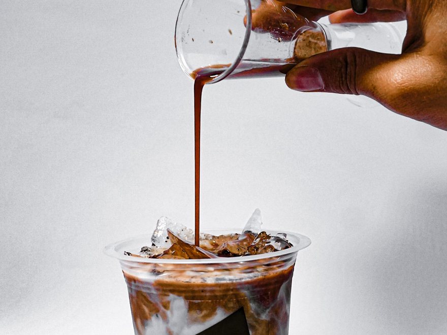 Es kopi susu gula aren dingin sedang dituang