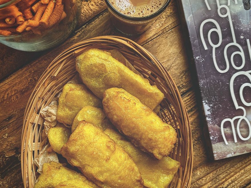 Sekeranjang pisang goreng kipas hangat dengan kopi