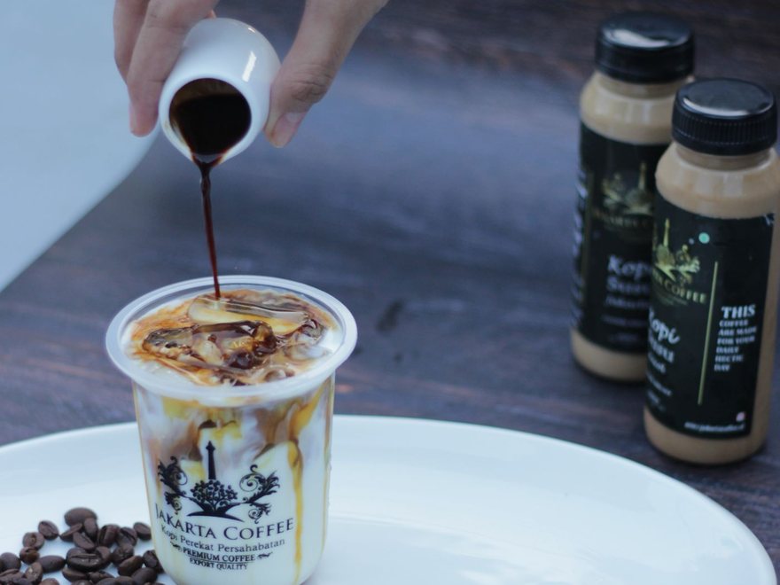 Tigarasa Signature: espresso dituang ke susu segar
