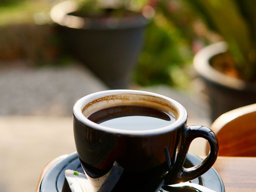 Kopi tubruk hitam pekat di cangkir