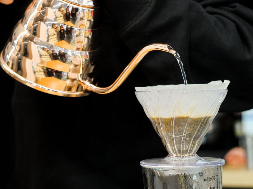 Seduhan manual V60 dengan ketel leher angsa